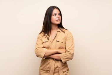 Karışık yüz ifadesi ile izole arka plan üzerinde genç kız