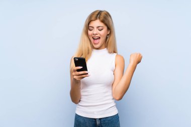 Soyutlanmış mavi arka planda genç bir kız ağzı sonuna kadar açık bağırıyor.