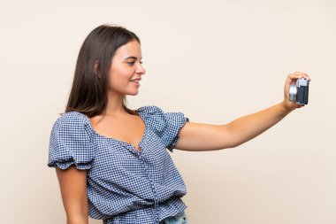 Izole arka plan üzerinde selfie yapma genç kız