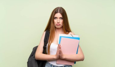 Izole yeşil arka plan yalvaran üzerinde genç öğrenci kadın