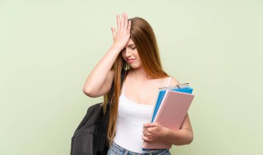 Izole yeşil arka plan üzerinde genç öğrenci kadın yüz ifadesi karıştırmayın ile şüpheleri olan