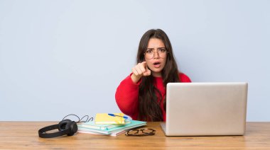 Bir masada okuyan genç öğrenci kız şaşırttı ve ön işaret