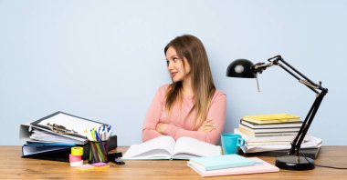 Odasında yan bakarak genç öğrenci kız