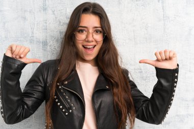 Genç kız grunge duvar üzerinde gurur ve kendini tatmin