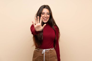 Gözlüklü genç kız parmakları ile beş sayma