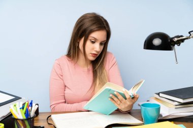 Odasında genç öğrenci kız