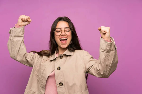 Tiener Meisje Paarse Muur Een Overwinning Vieren — Stockfoto