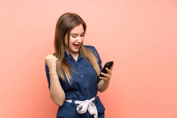 Teenager Girl Isolated Pink Background Phone Victory Position — Stock Photo, Image