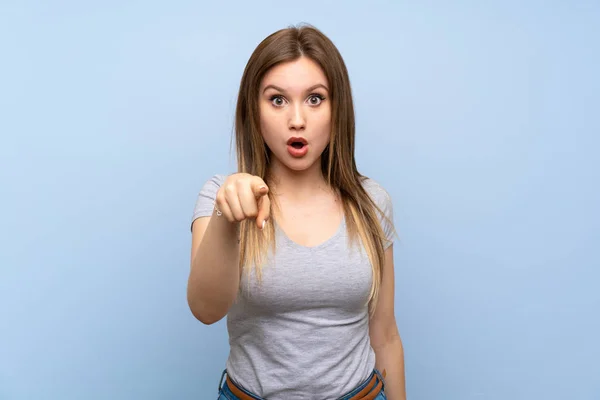 Adolescente Chica Sobre Aislado Azul Pared Sorprendida Apuntando Frente — Foto de Stock