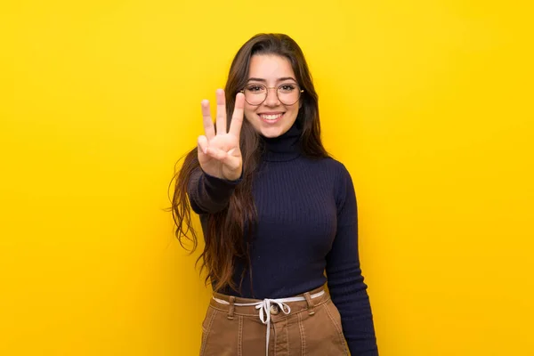 Dívka Pubertě Nad Izolovanou Žlutou Stěnou Šťastná Tři Prsty — Stock fotografie