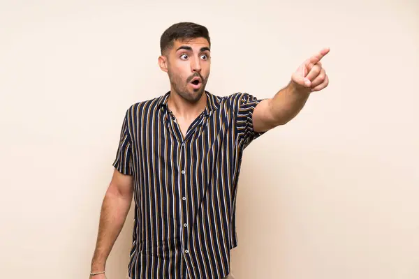 Hombre Guapo Con Barba Sobre Fondo Aislado Apuntando — Foto de Stock