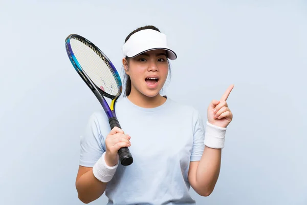 Tenis Oynayan Genç Genç Asyalı Kız Şaşırttı Yan Parmak Işaret — Stok fotoğraf