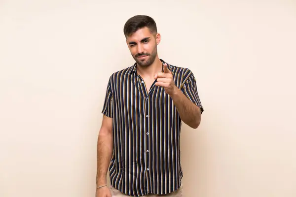 Hombre Guapo Con Barba Sobre Fondo Aislado Señala Con Dedo — Foto de Stock