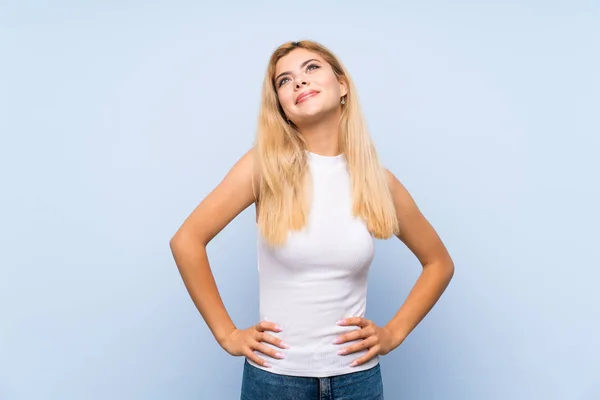 Tiener Meisje Geïsoleerde Blauwe Achtergrond Glimlachend — Stockfoto