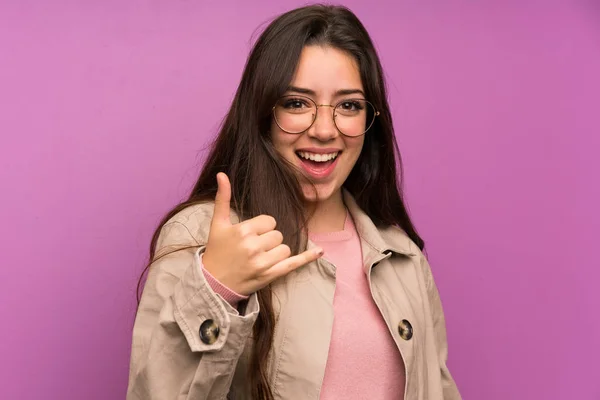 Menina Adolescente Sobre Parede Roxa Fazendo Gesto Telefone — Fotografia de Stock