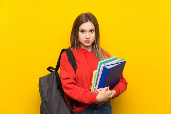 Έφηβος Μαθήτρια Πάνω Από Κίτρινο Φόντο Κρατώντας Χέρια Σταυρωτά — Φωτογραφία Αρχείου