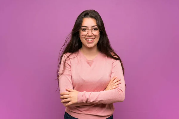 Menina Adolescente Sobre Parede Roxa Com Óculos Sorrindo — Fotografia de Stock