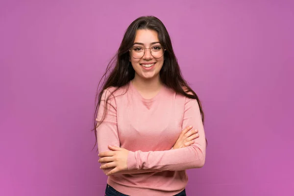 Tiener Meisje Paarse Muur Met Glazen Glimlachen — Stockfoto