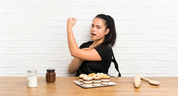 Ung Tonåring Asiatisk Tjej Med Massor Muffin Kaka Gör Stark — Stockfoto