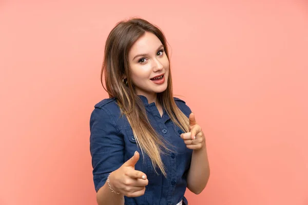 Ragazza Adolescente Isolato Sfondo Rosa Che Punta Verso Parte Anteriore — Foto Stock