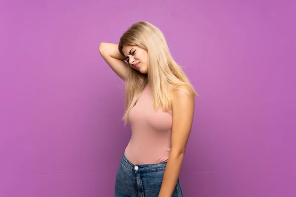 Adolescente Chica Sobre Aislado Púrpura Fondo Con Escote — Foto de Stock