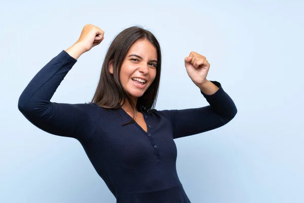 Jong Meisje Geïsoleerde Blauwe Achtergrond Vieren Een Overwinning — Stockfoto