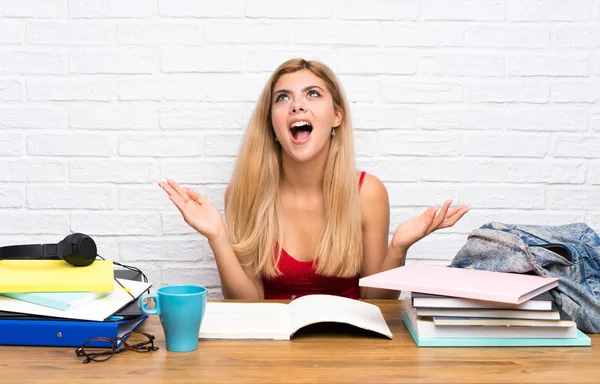 Adolescente Estudiante Chica Interior Sonriendo Mucho — Foto de Stock