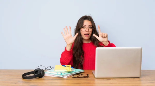 Tiener Student Meisje Studeren Een Tafel Tellen Zeven Met Vingers — Stockfoto