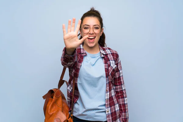 Tiener Student Meisje Geïsoleerde Blauwe Muur Tellen Vijf Met Vingers — Stockfoto