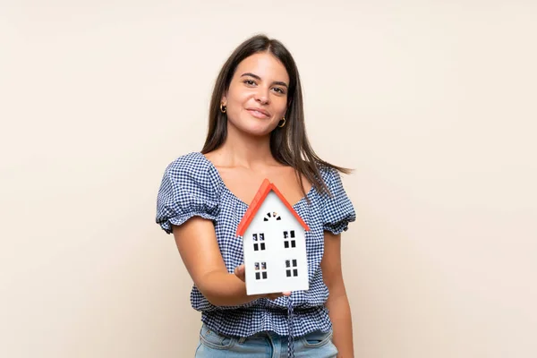 Jong Meisje Geïsoleerde Achtergrond Het Houden Van Een Klein Huis — Stockfoto