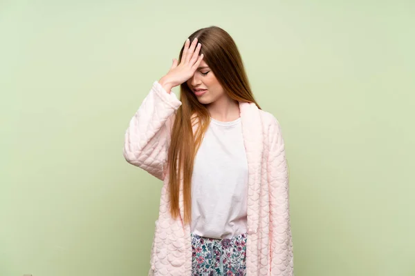 Jovem Vestido Vestir Sobre Parede Verde Com Dúvidas Com Expressão — Fotografia de Stock