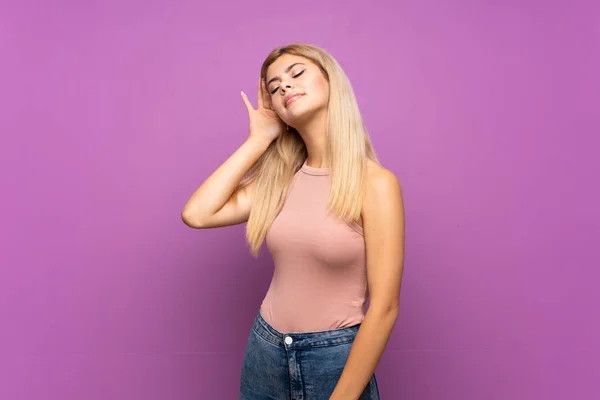Adolescente Chica Sobre Aislado Púrpura Fondo Escuchar Algo Poniendo Mano — Foto de Stock
