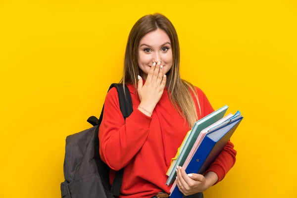 Adolescente Estudante Menina Sobre Fundo Amarelo Com Expressão Facial Surpresa — Fotografia de Stock