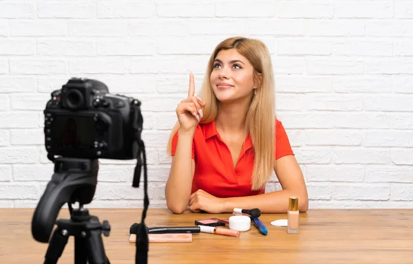 青少年博客女孩录制视频教程指向食指一个伟大的想法 — 图库照片
