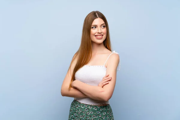 Jonge Vrouw Geïsoleerde Blauwe Achtergrond Met Armen Gekruist Gelukkig — Stockfoto