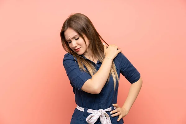 Ragazza Adolescente Sfondo Rosa Isolato Che Soffre Dolore Alla Spalla — Foto Stock