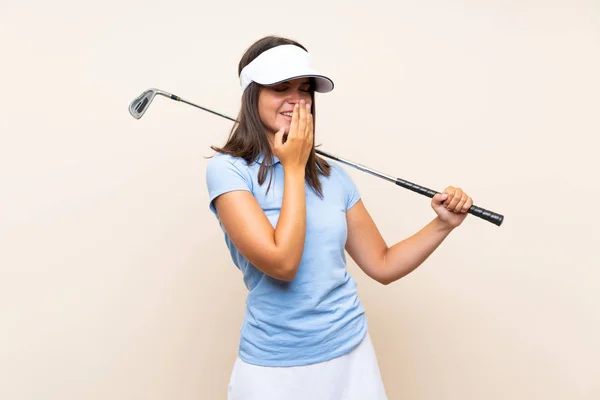 孤立した背景の上に若いゴルファーの女性はたくさん笑う — ストック写真