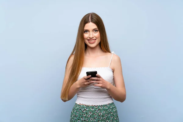 Young Woman Isolated Blue Background Sending Message Mobile — Stock Photo, Image