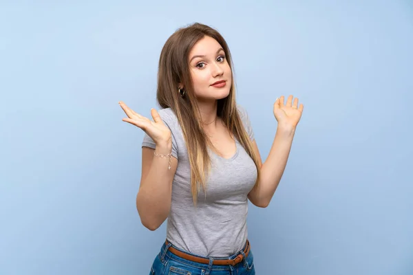 Adolescente Chica Sobre Aislado Azul Pared Haciendo Dudas Gesto — Foto de Stock