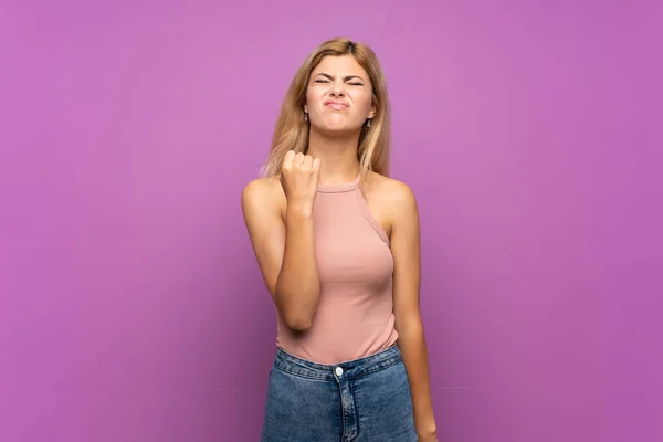 Tiener Meisje Geïsoleerde Paarse Achtergrond Met Boos Gebaar — Stockfoto