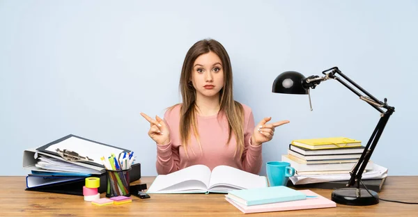 Adolescente Estudiante Chica Habitación Señalando Los Laterales Que Tienen Dudas — Foto de Stock