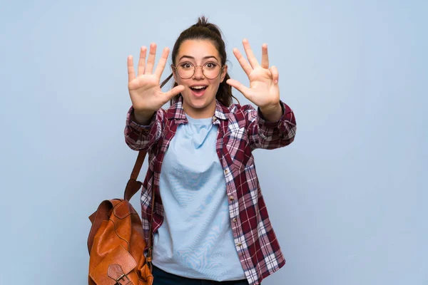 Tiener Student Meisje Geïsoleerde Blauwe Muur Tellen Negen Met Vingers — Stockfoto