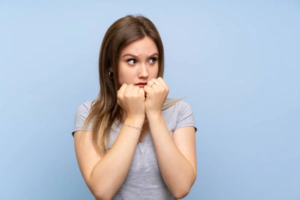 Adolescente Chica Sobre Aislado Azul Pared Nervioso Asustado Poniendo Las —  Fotos de Stock