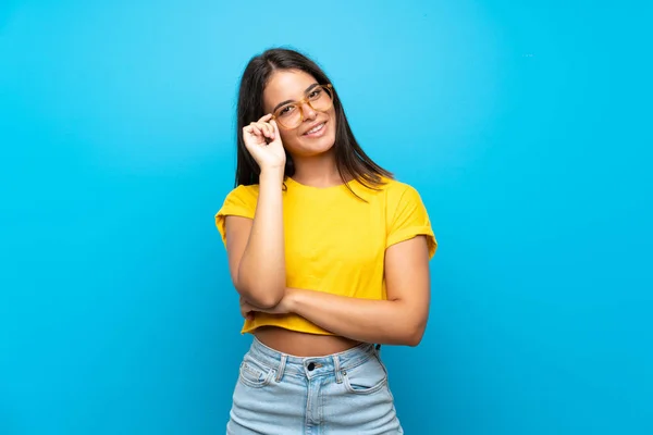 Menina Sobre Fundo Azul Isolado Com Óculos Feliz — Fotografia de Stock