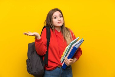 Sarı arka plan üzerinde genç öğrenci kız yüz ifadesi karıştırmayın ile şüpheleri olan