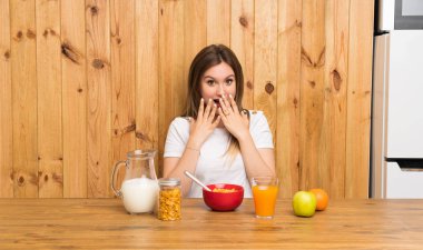 Sürpriz yüz ifadesi ile kahvaltı genç sarışın kadın