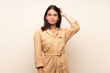 Hayal kırıklığı ve anlayış değil bir ifade ile izole arka plan üzerinde Genç kız