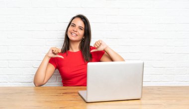 Bir masada pc ile genç kız gurur ve kendini memnun