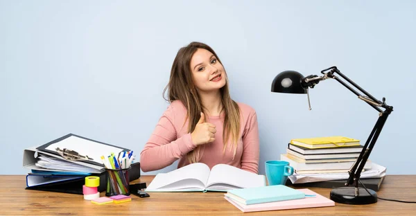 Adolescente Studentessa Nella Sua Stanza Dando Pollice Gesto — Foto Stock