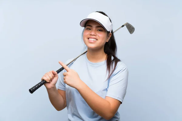 Jovem Golfista Menina Asiática Sobre Fundo Azul Isolado Apontando Para — Fotografia de Stock